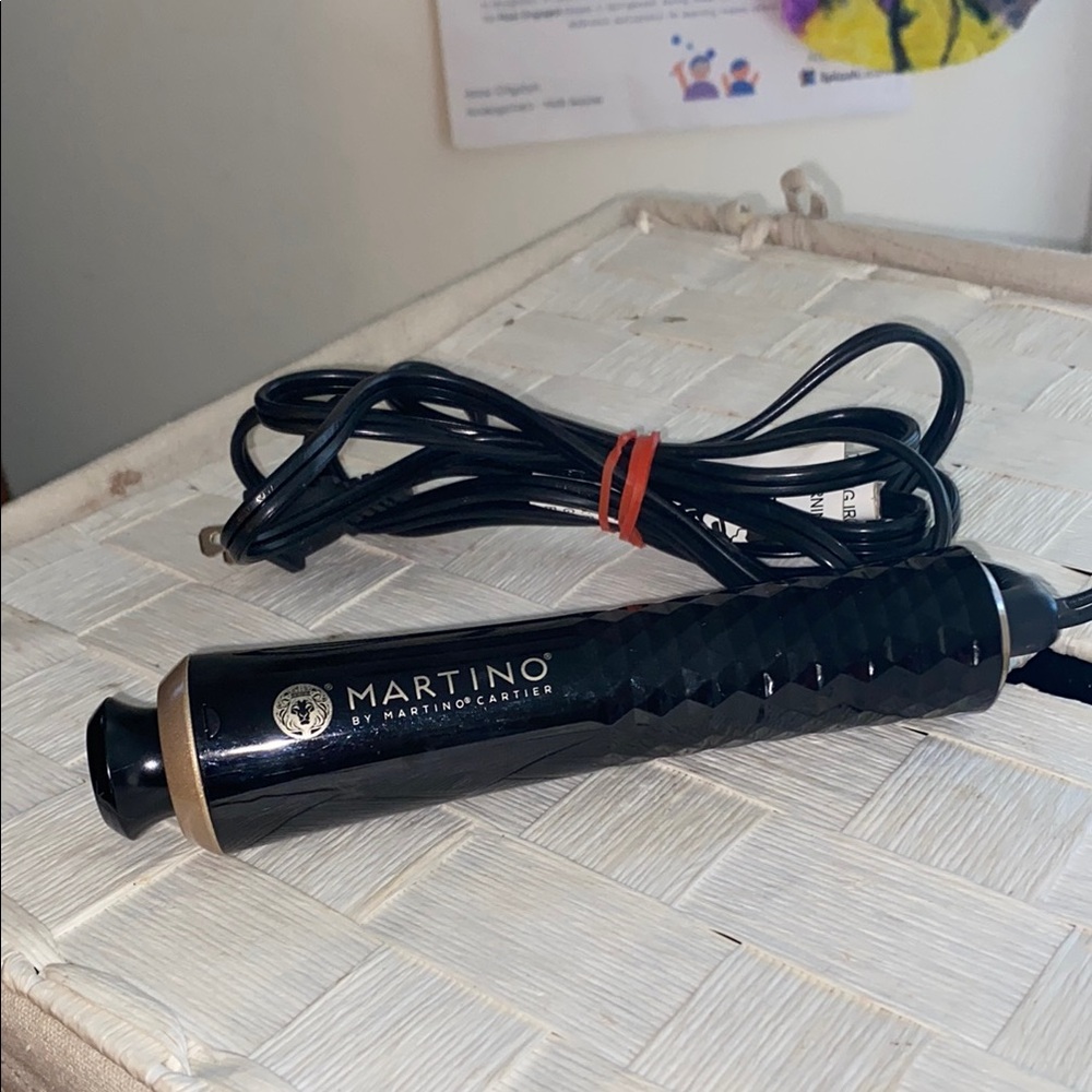 💋 Women’s Martino by Martino Cartier Tug & Curl Retractable Curling Wand